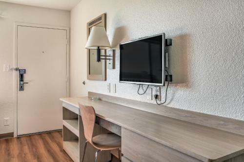 Motel 6 Mojave