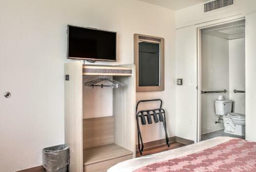 Motel 6 Mojave