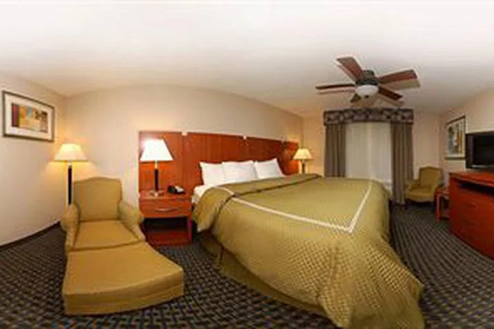 Hotel Comfort Suites Pratt