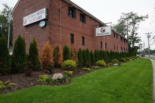 Central Motel Courtyard