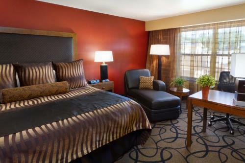 Clubhouse Hotel And Suites