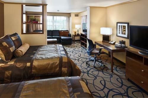Clubhouse Hotel And Suites