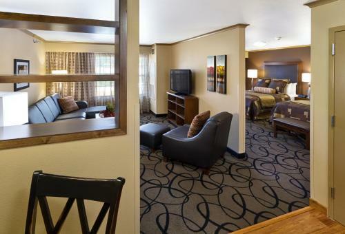 Clubhouse Hotel And Suites