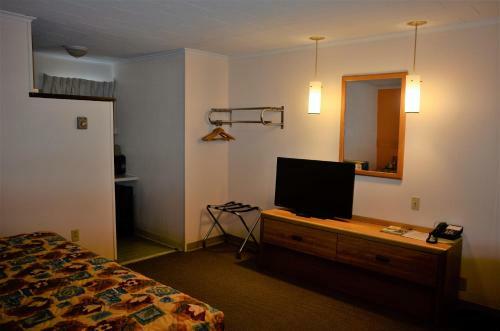Motel Budget Host Inn - Iron Mountain