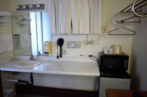 Motel Budget Host Inn - Iron Mountain