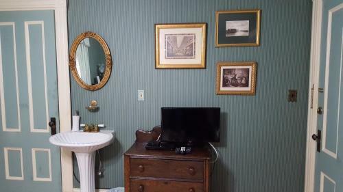 Austin's Holidae House Bed & Breakfast