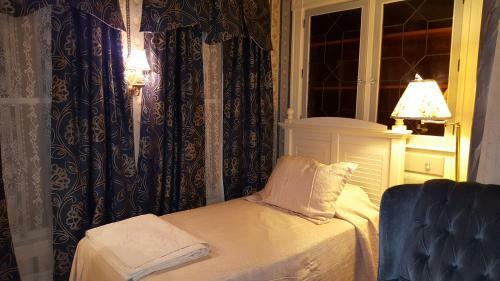 Austin's Holidae House Bed & Breakfast