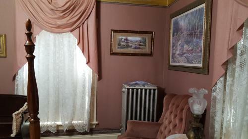 Austin's Holidae House Bed & Breakfast
