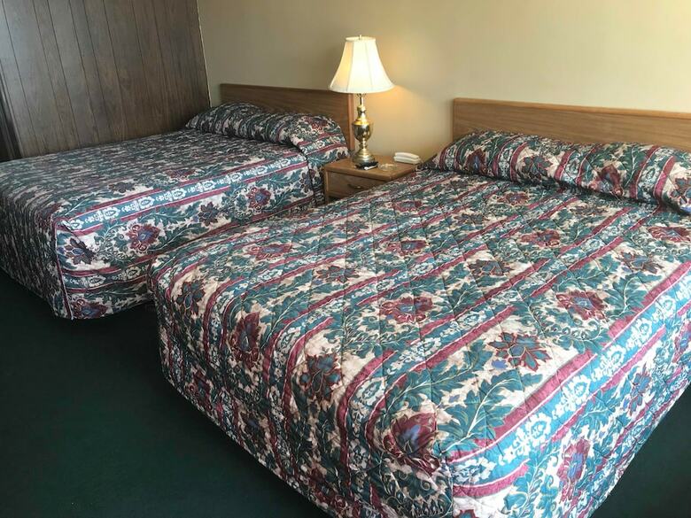 Motel Budget Host Village Inn