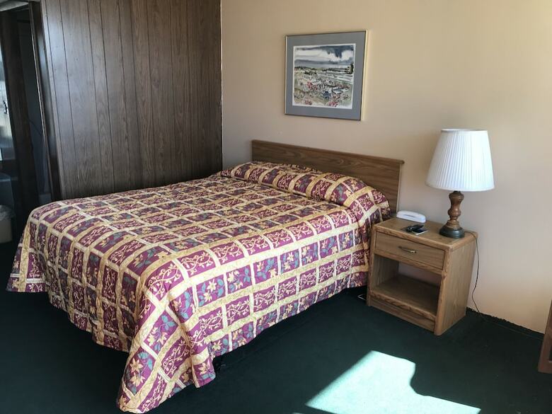 Motel Budget Host Village Inn