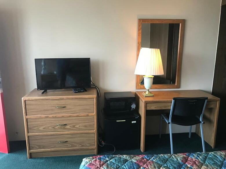 Motel Budget Host Village Inn