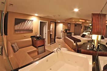 Hotel The Champagne Lodge And Luxury Suites