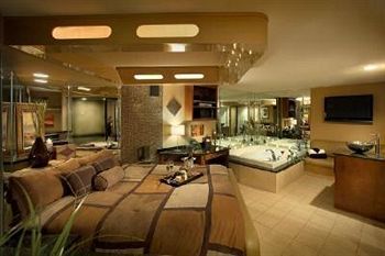 Hotel The Champagne Lodge And Luxury Suites