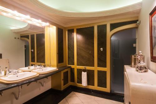 Hostal The Independente Suites & Terrace