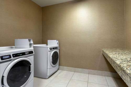 Hotel Comfort Suites Near Stonebriar Mall