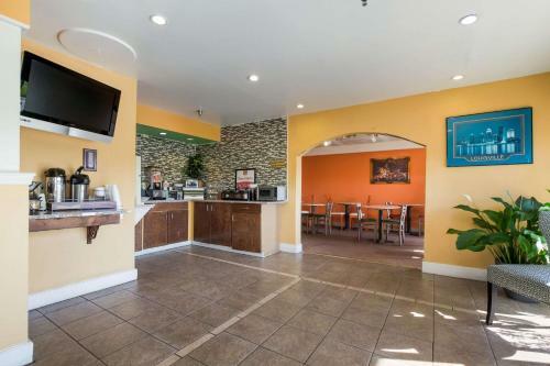 Hotel Econo Lodge Inn & Suites I-65