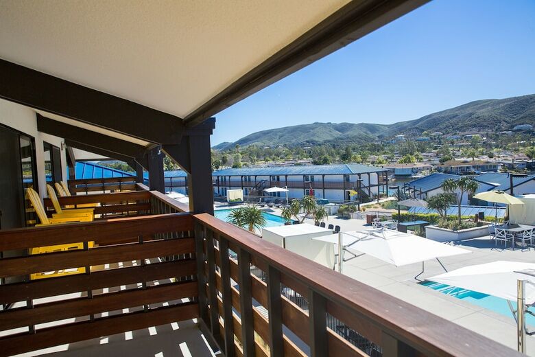 Lakehouse Hotel And Resort