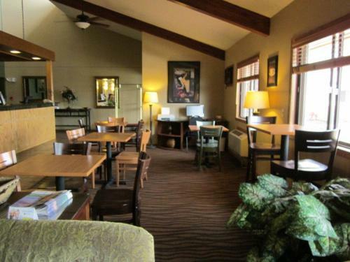 Hotel Americinn West Bend