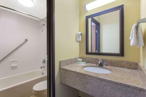 Hotel Americinn West Bend