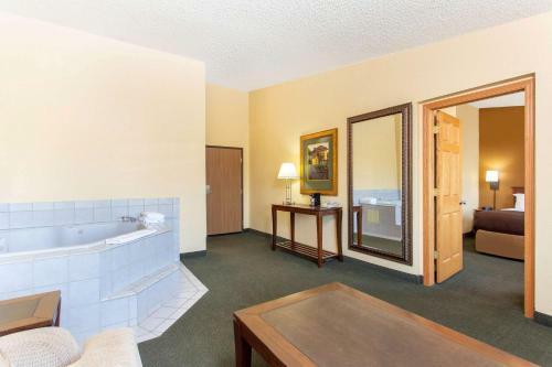 Hotel Americinn West Bend