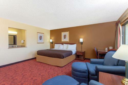 Hotel Americinn West Bend