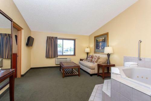 Hotel Americinn West Bend