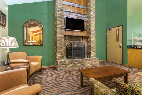 Hotel Americinn West Bend