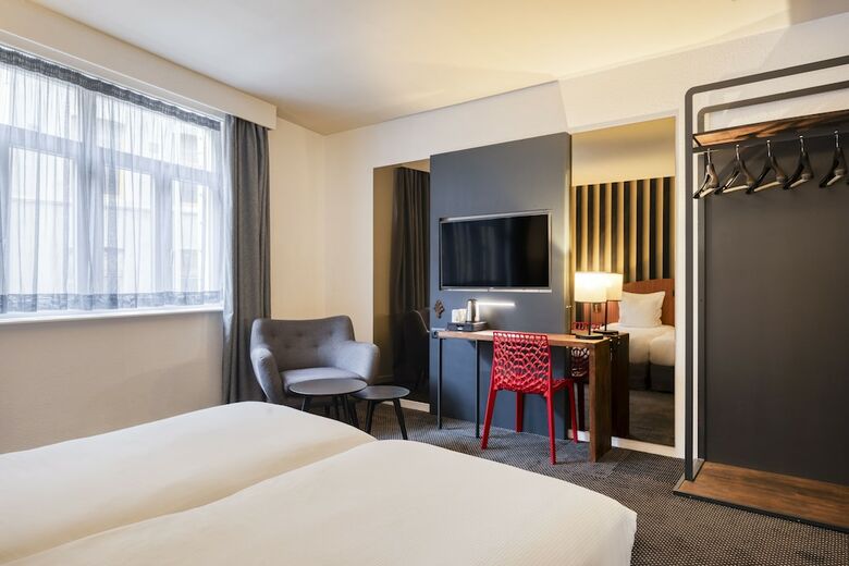 Aris Grand Place Hotel