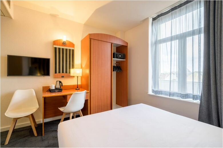 Aris Grand Place Hotel