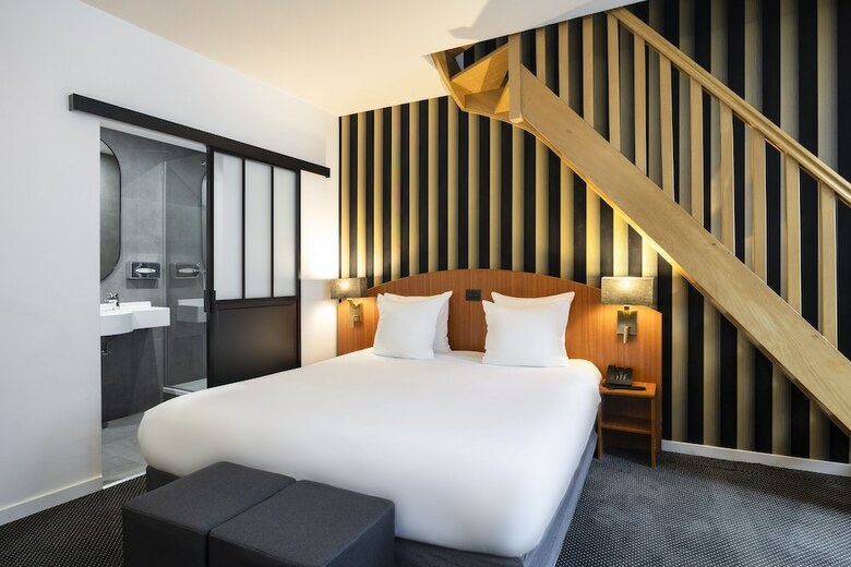 Aris Grand Place Hotel
