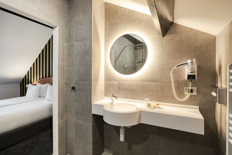 Aris Grand Place Hotel