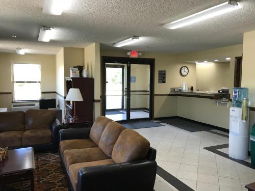 Motel Clairmont Inn & Suites - Warren