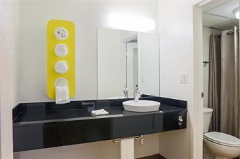Motel 6 Cutler Bay