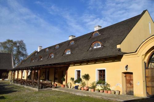 Dv?r Ol?iny -hotel And Horse-riding