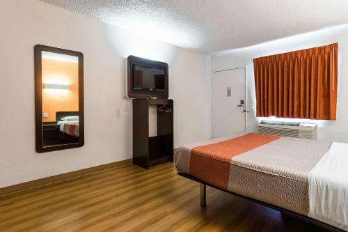 Motel 6 Long Beach International City