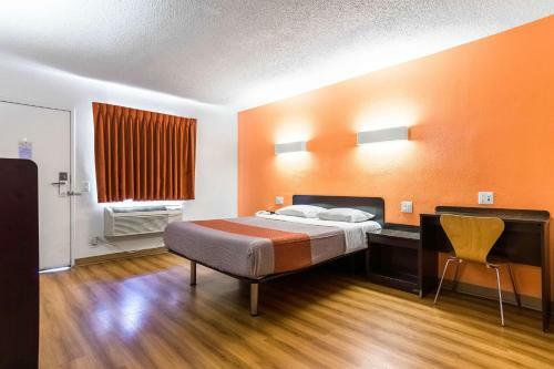 Motel 6 Long Beach International City