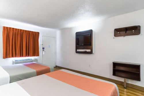 Motel 6 Long Beach International City