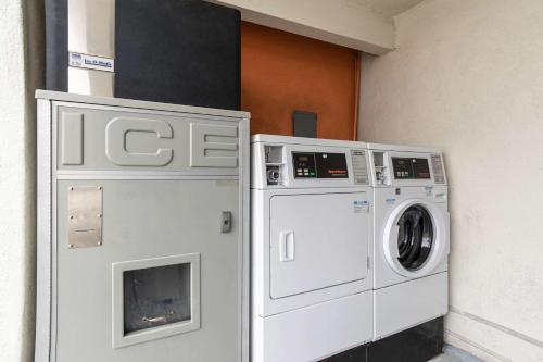 Motel 6 Long Beach International City
