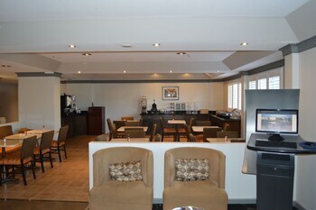 Crestview Hotel And Suites