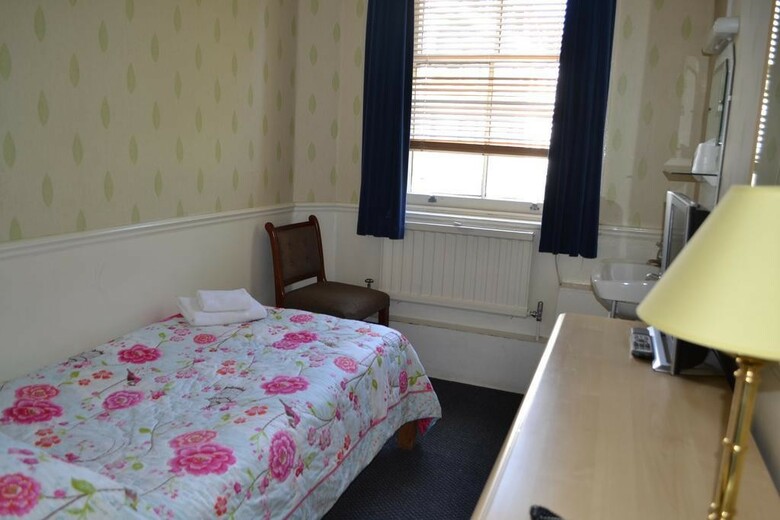 Hostal Garden Court Hotel