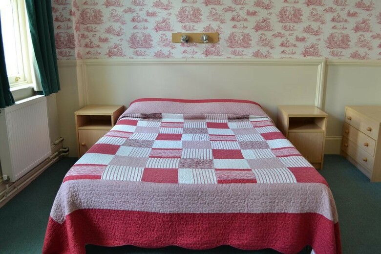 Hostal Garden Court Hotel