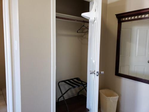 Motel Extend A Suites Victoria