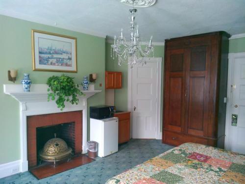 Hostal 463 Beacon Street Guest House