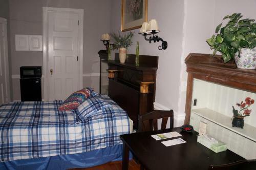 Hostal 463 Beacon Street Guest House