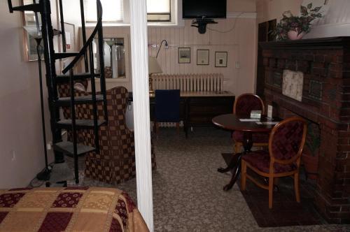 Hostal 463 Beacon Street Guest House