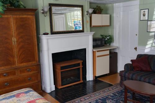 Hostal 463 Beacon Street Guest House