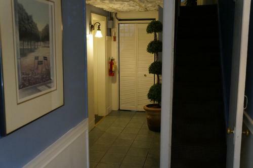 Hostal 463 Beacon Street Guest House