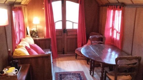 Hostal Les Roulottes De La Baronnie
