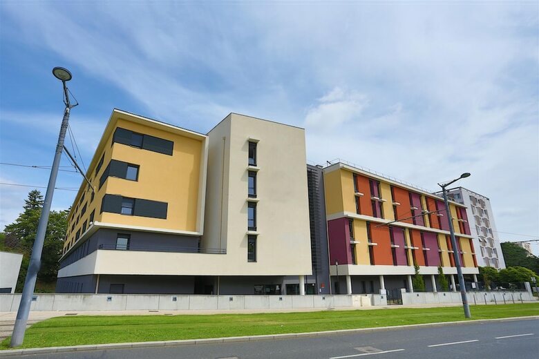 Hotel Comfort Suites Lyon Est Eurexpo