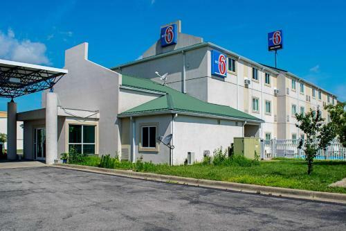 Motel 6 Seymour North